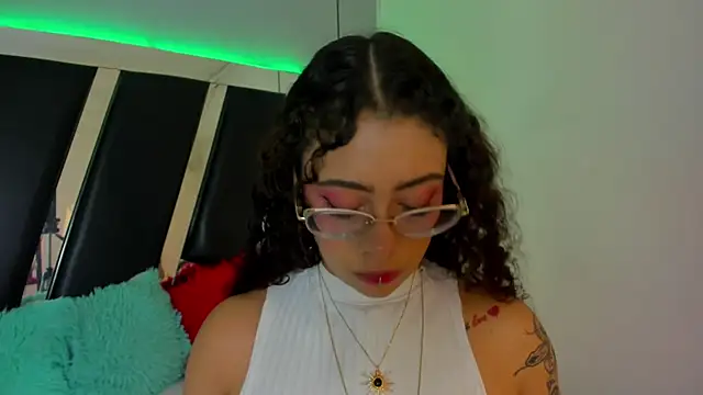 antonelllepiercee online show from February 4, 2025, 11:38 am