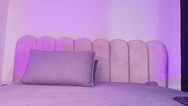 mia stanfort online show from November 25, 2025, 7:14 pm