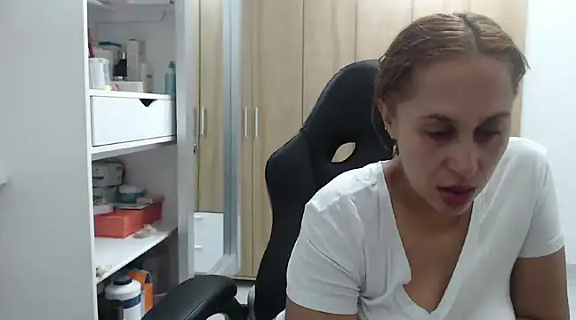 RoxanaLove9 online show from December 27, 2024, 4:04 am