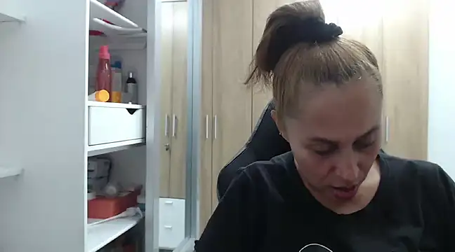 RoxanaLove9 online show from January 4, 2025, 11:59 pm