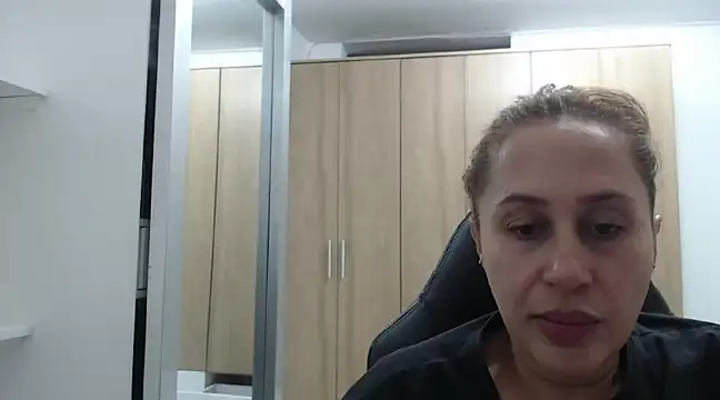 RoxanaLove9 online show from January 13, 2025, 1:13 am