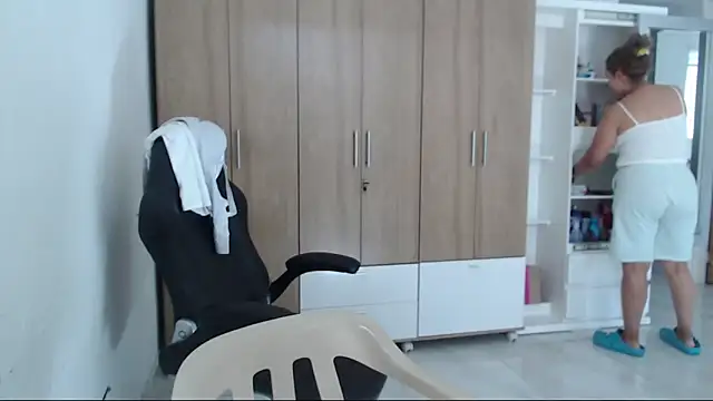 RoxanaLove9 online show from November 22, 2025, 5:56 pm