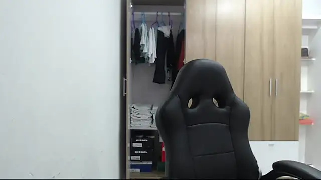 RoxanaLove9 online show from February 18, 2026, 8:27 pm