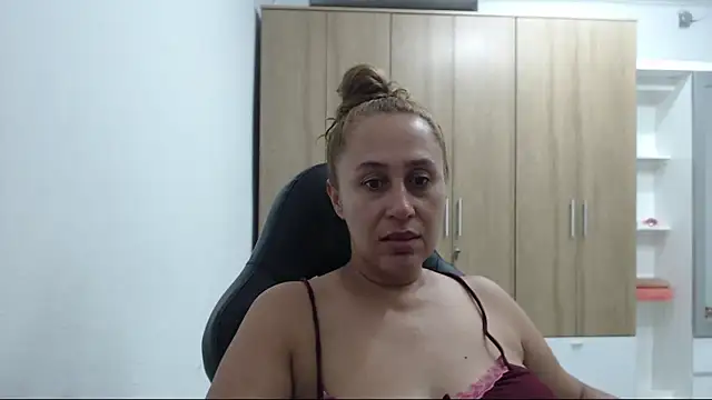 RoxanaLove9 online show from May 12, 2026, 1:36 am