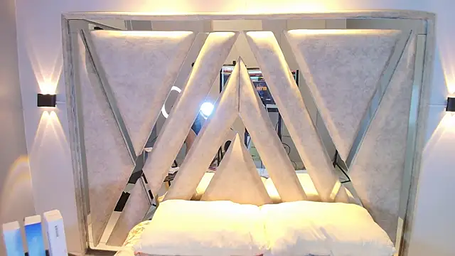 Annie9  online show from October 5, 2025, 7:12 pm