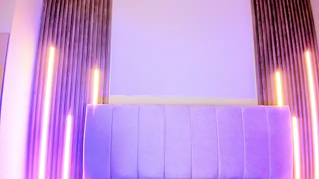 Annie9  online show from April 18, 2026, 3:32 am