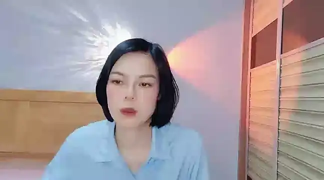 Snapshot of Linda-LL chatting on January 4, 2025, 12:05 pm Linda-LL online show from January 4, 2025, 12:05 pm