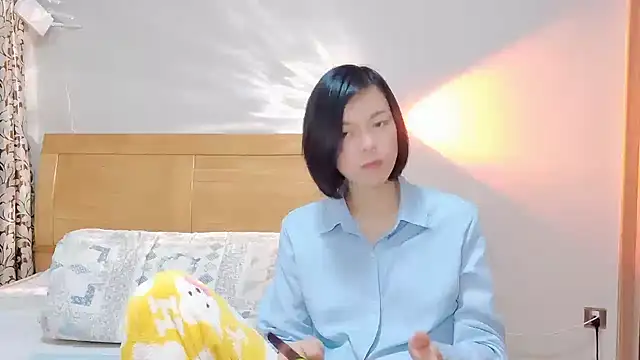 Snapshot of Linda-LL chatting on February 4, 2025, 10:54 am Linda-LL online show from February 4, 2025, 10:54 am