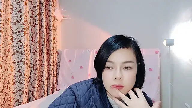 Snapshot of Linda-LL chatting on March 5, 2025, 12:00 pm Linda-LL online show from March 5, 2025, 12:00 pm