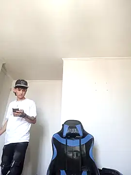 LatinBoysxxx online show from January 9, 2025, 6:04 pm