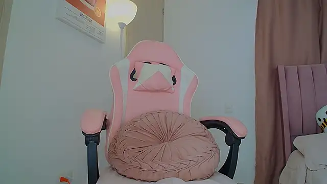 Snapshot of emmily_forev3r chatting on October 13, 2025, 7:58 pm emmily forev3r online show from October 13, 2025, 7:58 pm