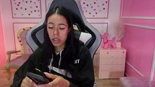 stephania t online show from November 29, 2025, 11:46 am