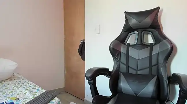 leo030809 online show from March 19, 2025, 2:46 pm