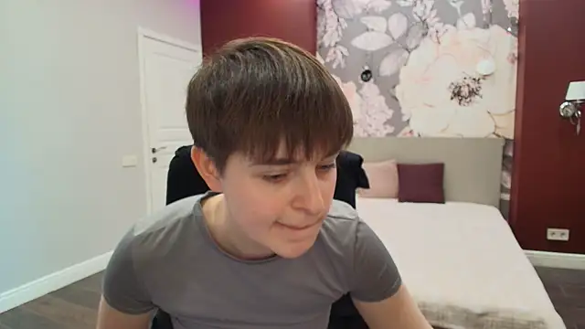 EmiliaYours online show from April 4, 2026, 2:03 pm