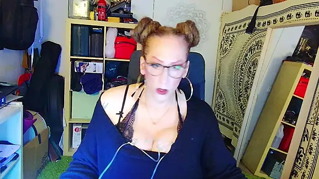 Snapshot of MaxiEmily chatting on February 10, 2025, 12:41 am MaxiEmily online show from February 10, 2025, 12:41 am