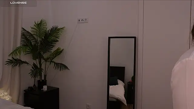 Snapshot of Lilly_Colins chatting on January 16, 2025, 2:41 pm Lilly Colins online show from January 16, 2025, 2:41 pm