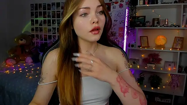 Snapshot of AkiraKatsu chatting on October 13, 2025, 10:59 am AkiraKatsu online show from October 13, 2025, 10:59 am