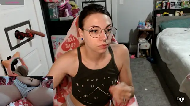 Snapshot of KSwonderland6 chatting on April 13, 2026, 3:28 pm KSwonderland6 online show from April 13, 2026, 3:28 pm