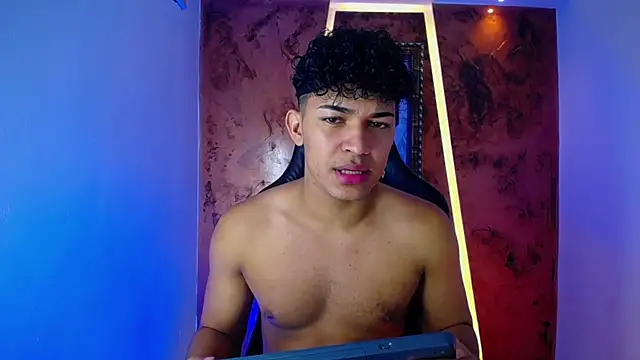jamescurli  online show from February 24, 2025, 4:38 am