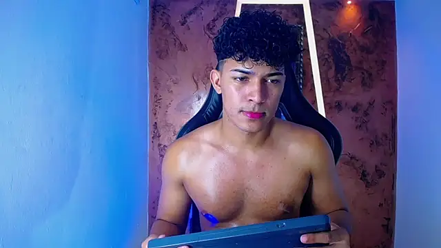 jamescurli  online show from February 24, 2025, 7:44 am