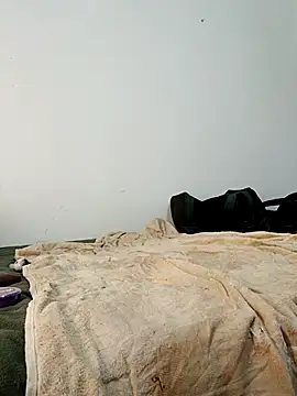 jhonyhot9292 online show from April 4, 2026, 11:46 pm