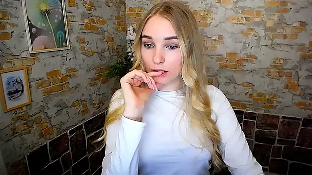 Snapshot of Queen_ofLove chatting on February 18, 2025, 5:10 pm Queen ofLove online show from February 18, 2025, 5:10 pm