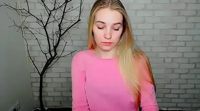 Snapshot of Queen_ofLove chatting on March 18, 2025, 5:21 pm Queen ofLove online show from March 18, 2025, 5:21 pm