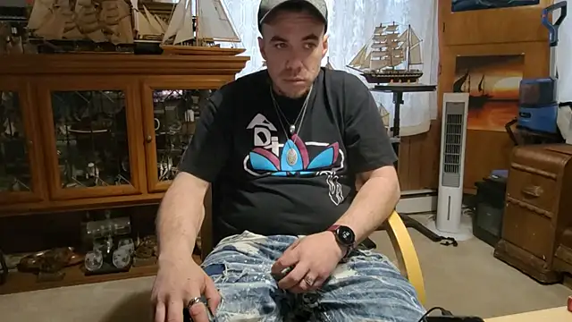 ScubaStevex online show from April 13, 2026, 11:32 pm