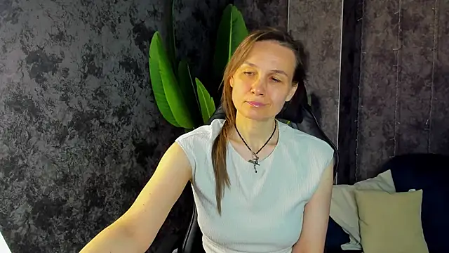 Snapshot of Lillian_White chatting on May 6, 2026, 1:03 am Lillian White online show from May 6, 2026, 1:03 am