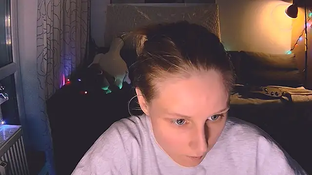 Snapshot of KatiKate chatting on December 17, 2024, 4:53 pm KatiKate online show from December 17, 2024, 4:53 pm