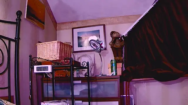 Snapshot of KatiKate chatting on January 23, 2025, 6:35 pm KatiKate online show from January 23, 2025, 6:35 pm