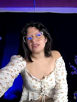 Snapshot of ShyVibes_ chatting on February 1, 2025, 10:23 pm ShyVibes online show from February 1, 2025, 10:23 pm