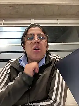 Snapshot of girl_anni chatting on March 13, 2025, 1:43 am girl anni online show from March 13, 2025, 1:43 am