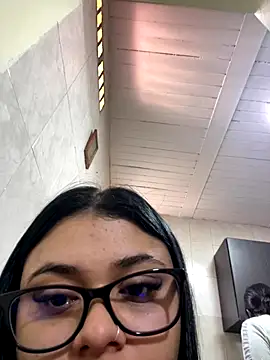 alissonfernandez  online show from September 24, 2025, 2:09 pm