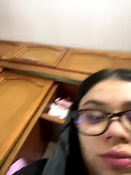 alissonfernandez  online show from December 5, 2025, 11:30 am