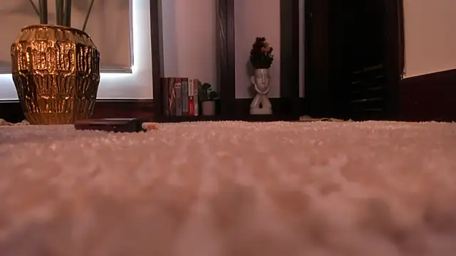 LunaMystyque online show from April 8, 2026, 7:14 pm