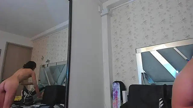 Snapshot of Queenjenn__ chatting on December 10, 2024, 1:22 am Queenjenn online show from December 10, 2024, 1:22 am