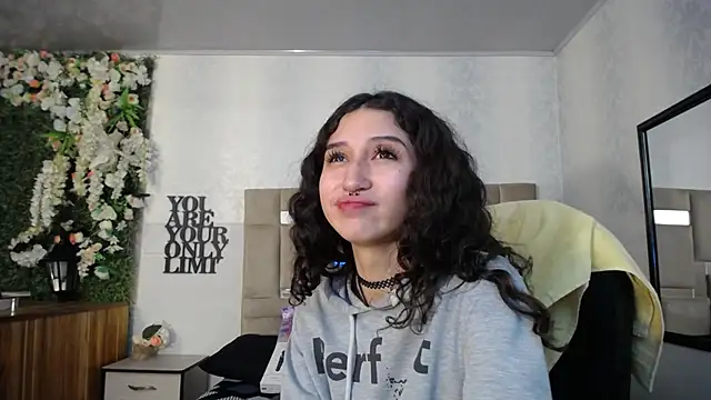 Snapshot of Queenjenn__ chatting on December 26, 2024, 1:43 pm Queenjenn online show from December 26, 2024, 1:43 pm
