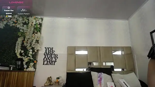 Snapshot of Queenjenn__ chatting on January 6, 2025, 3:19 pm Queenjenn online show from January 6, 2025, 3:19 pm