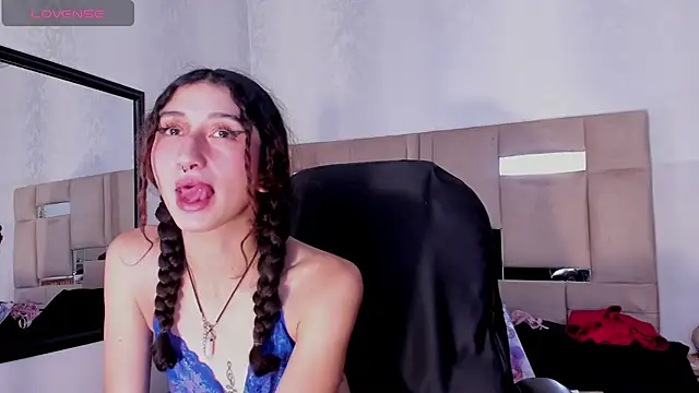 Snapshot of Queenjenn__ chatting on January 21, 2025, 5:09 pm Queenjenn online show from January 21, 2025, 5:09 pm