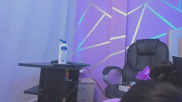 Snapshot of Queenjenn__ chatting on February 25, 2025, 10:18 pm Queenjenn online show from February 25, 2025, 10:18 pm