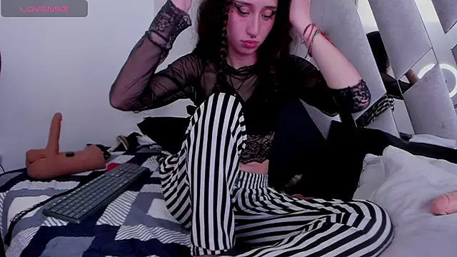 Snapshot of Queenjenn__ chatting on March 12, 2025, 9:24 pm Queenjenn online show from March 12, 2025, 9:24 pm