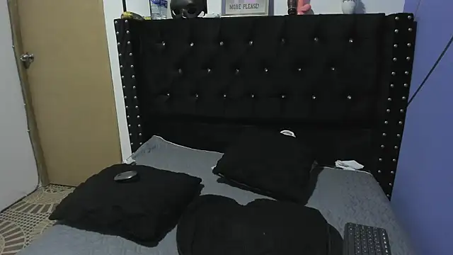Snapshot of SarayMoorex_ chatting on January 12, 2025, 11:26 pm SarayMoorex online show from January 12, 2025, 11:26 pm