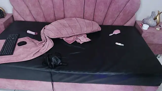 Snapshot of Candy_Bony chatting on January 5, 2025, 12:52 am Candy Bony online show from January 5, 2025, 12:52 am