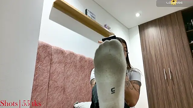 Snapshot of Emmy_petit chatting on November 8, 2025, 10:52 pm Emmy petit online show from November 8, 2025, 10:52 pm