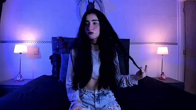 Snapshot of RomeroMoon chatting on December 23, 2024, 1:24 pm RomeroMoon online show from December 23, 2024, 1:24 pm