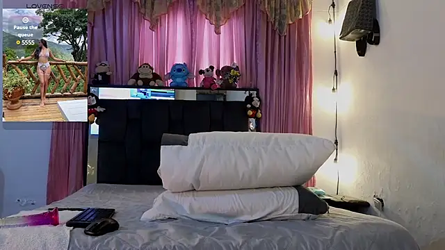 Snapshot of chloe_vasquez710 chatting on March 12, 2025, 8:10 pm chloe vasquez710 online show from March 12, 2025, 8:10 pm