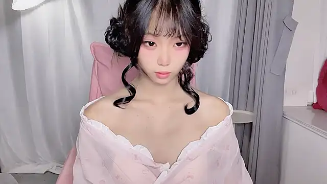 Snapshot of Z-long chatting on November 5, 2025, 11:43 am Z-long online show from November 5, 2025, 11:43 am