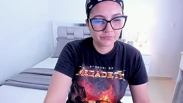 Camilaa bueno online show from April 16, 2026, 12:11 am