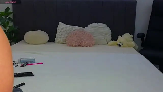 LauraMirage online show from November 27, 2025, 9:00 am